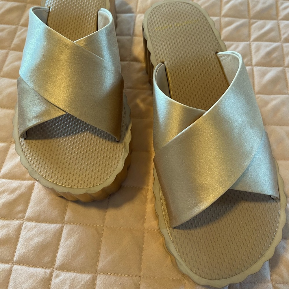 Tory Burch Platform Champagne Satin Platform Sandals - VGUC